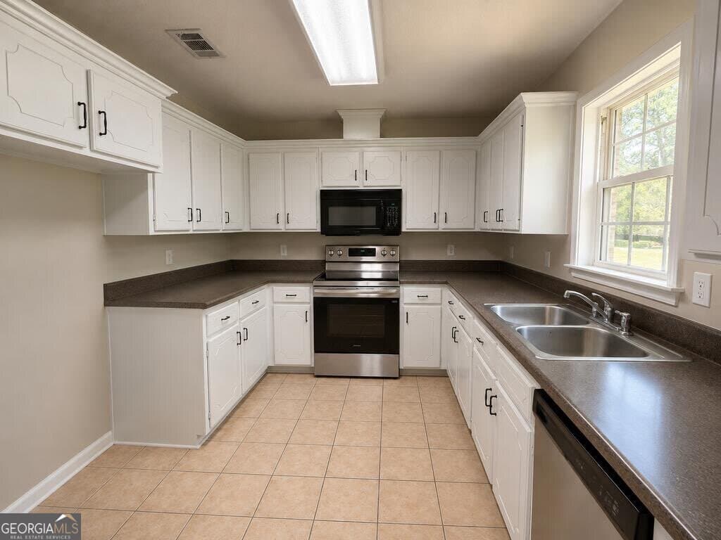 3 bedroom, 2 bathroom, 1,961 sq ft single family residence for sale at 68 Patten Avenue, Lakeland, GA 31635 — photo 2