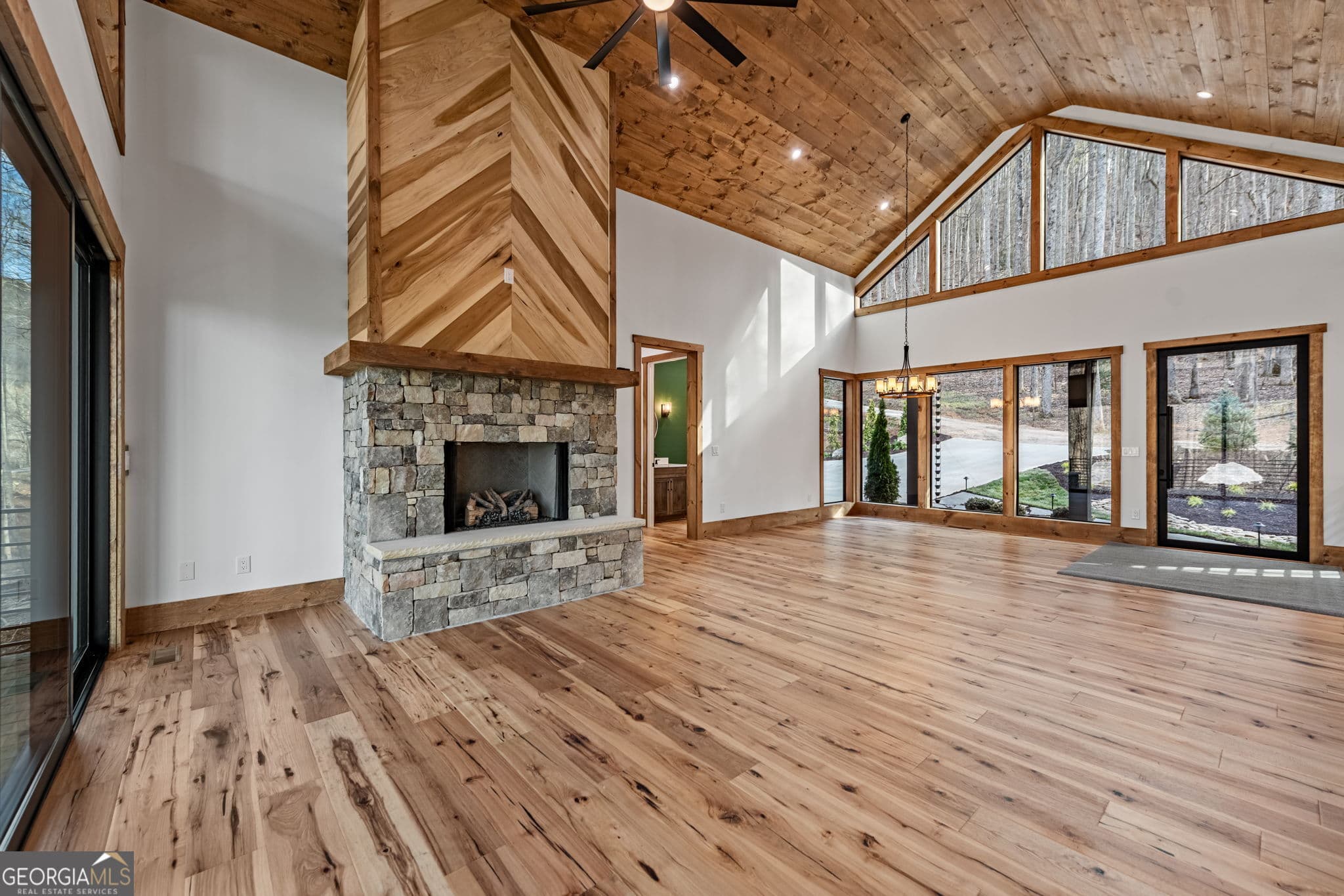 3 bedroom, 3.5 bathroom, 3,006 sq ft cabin,single family residence for sale at 172 Grand Oaks Trail, Morganton, GA 30560 — photo 8