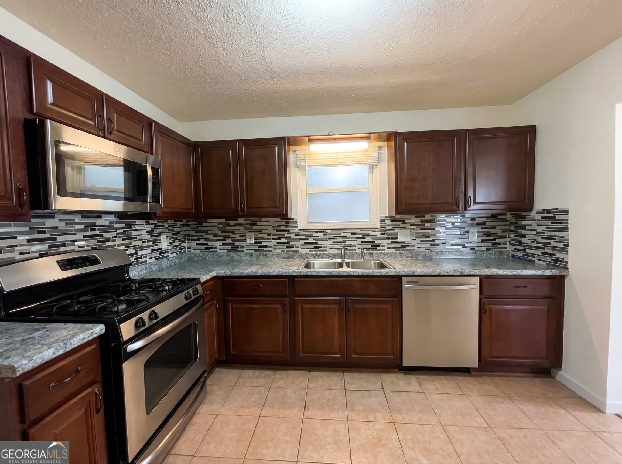 4 bedroom, 3.5 bathroom, 1,959 sq ft single family residence for sale at 5328 Ridge Forest Drive, Stone Mountain, GA 30083 — photo 2