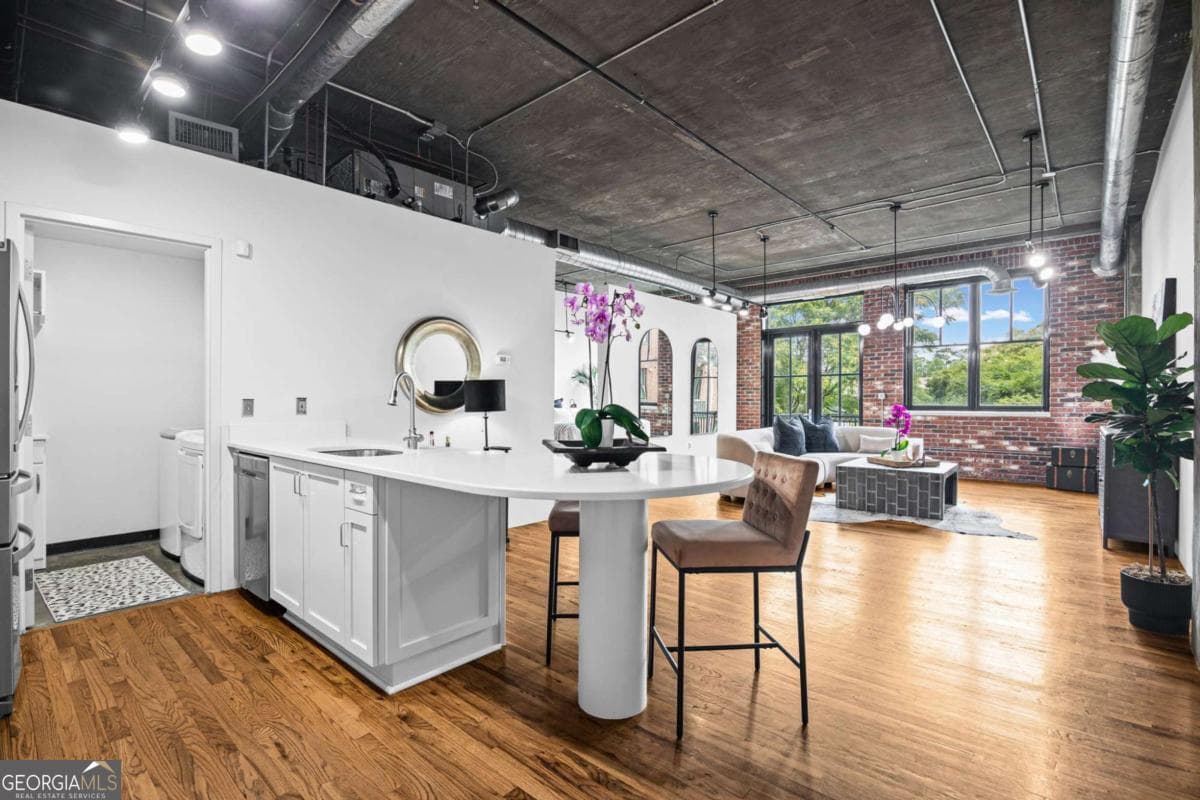 1 bedroom, 1 bathroom, 1,080 sq ft loft,condominium for sale at 3235 Roswell Road 620, Atlanta, GA 30305 — photo 2