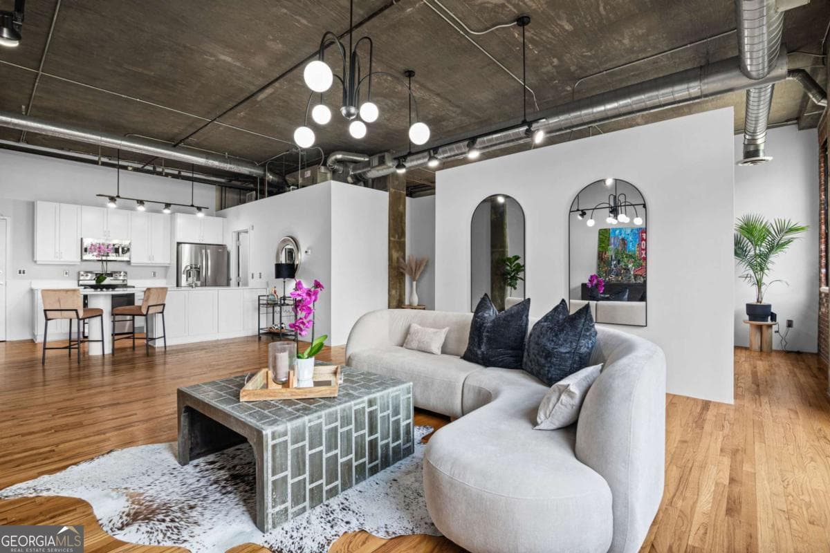 1 bedroom, 1 bathroom, 1,080 sq ft loft,condominium for sale at 3235 Roswell Road 620, Atlanta, GA 30305 — photo 1 of 39