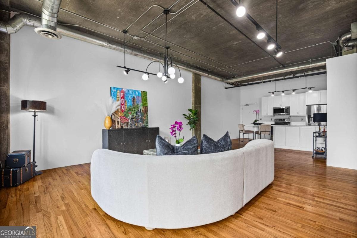 1 bedroom, 1 bathroom, 1,080 sq ft loft,condominium for sale at 3235 Roswell Road 620, Atlanta, GA 30305 — photo 5