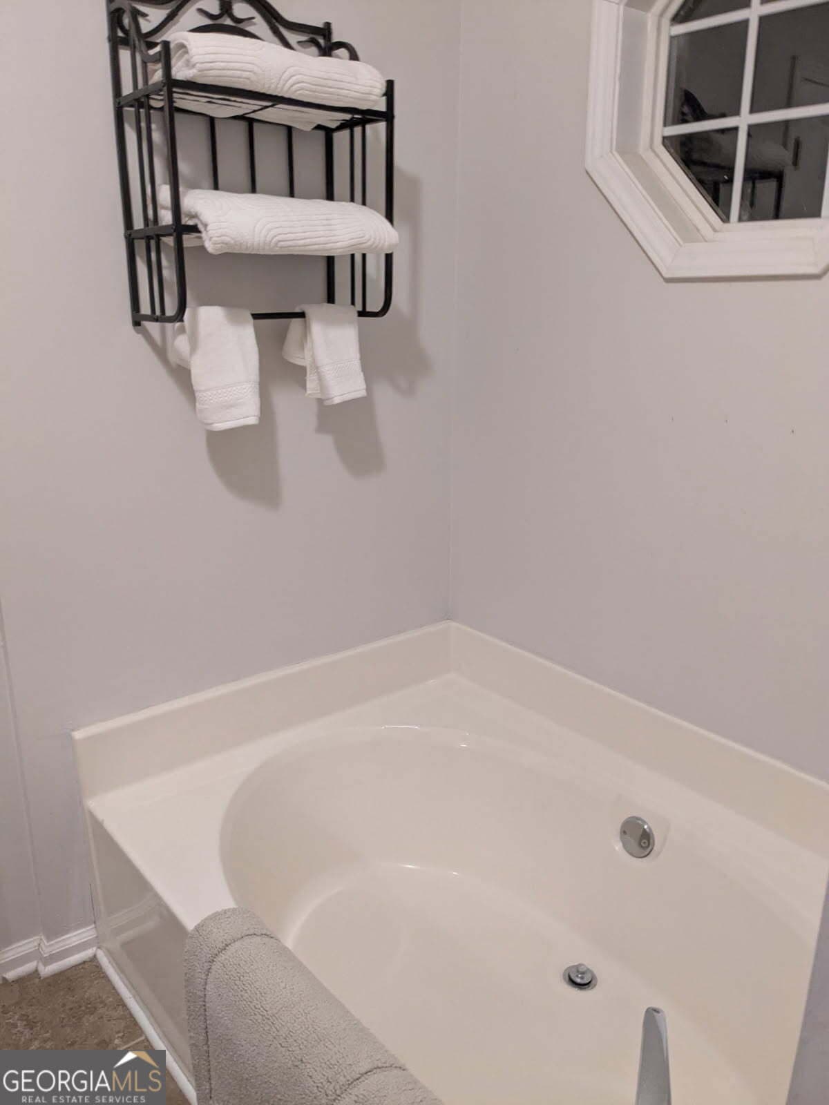 4 bedroom, 3 bathroom, 1,908 sq ft single family residence for sale at 180 Oakwood Circle, Stockbridge, GA 30281 — photo 9