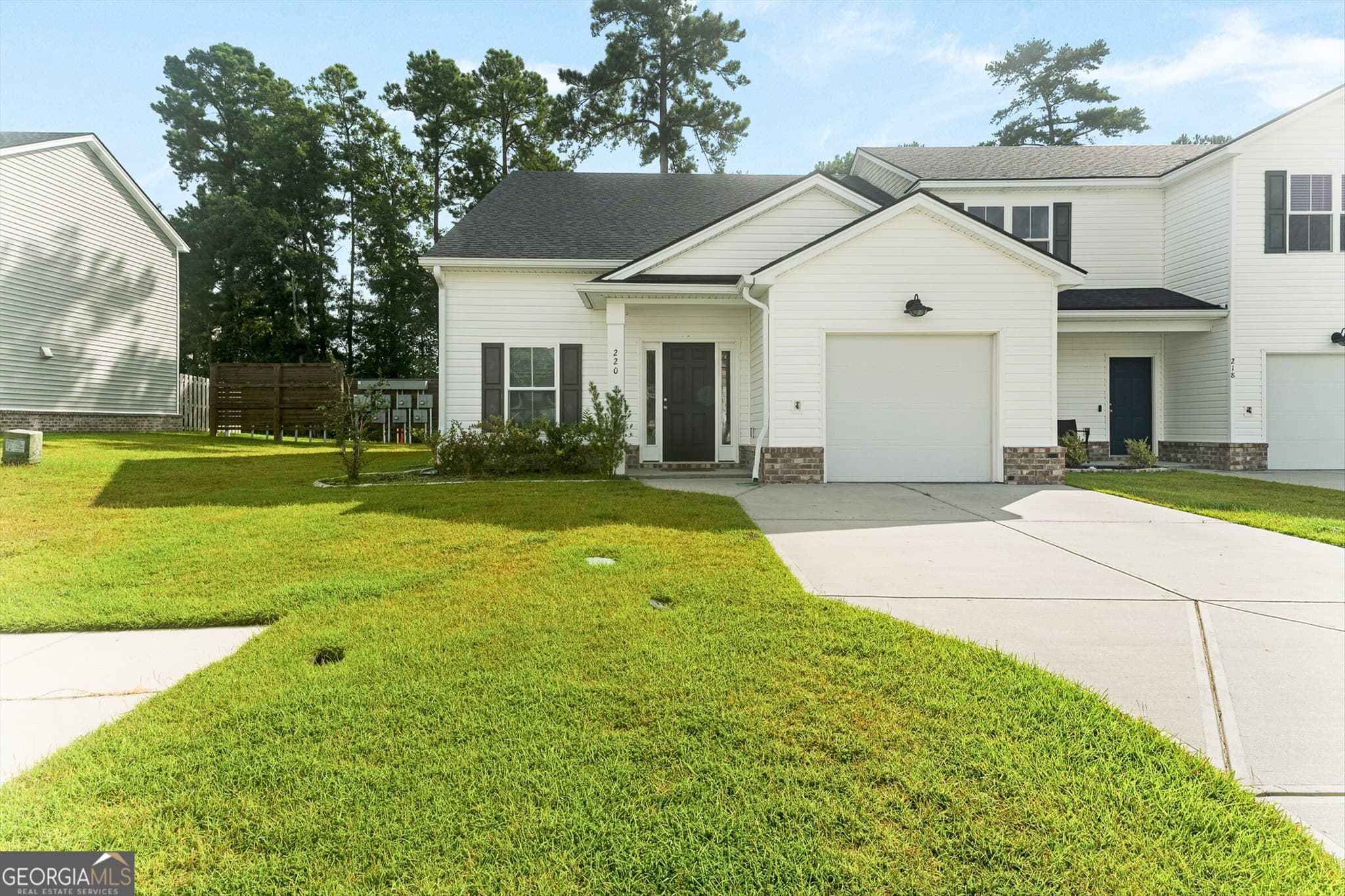 4 bedroom, 2.5 bathroom, 1,694 sq ft townhouse for sale at 220 Haisley Run, Guyton, GA 31312 — photo 2