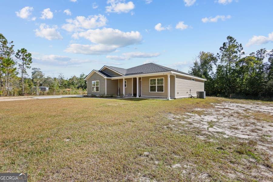 3 bedroom, 2 bathroom, 1,651 sq ft single family residence for sale at 192 Hummingbird Lane, Jesup, GA 31545 — photo 2
