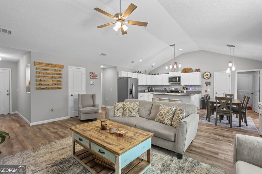3 bedroom, 2 bathroom, 1,651 sq ft single family residence for sale at 192 Hummingbird Lane, Jesup, GA 31545 — photo 7