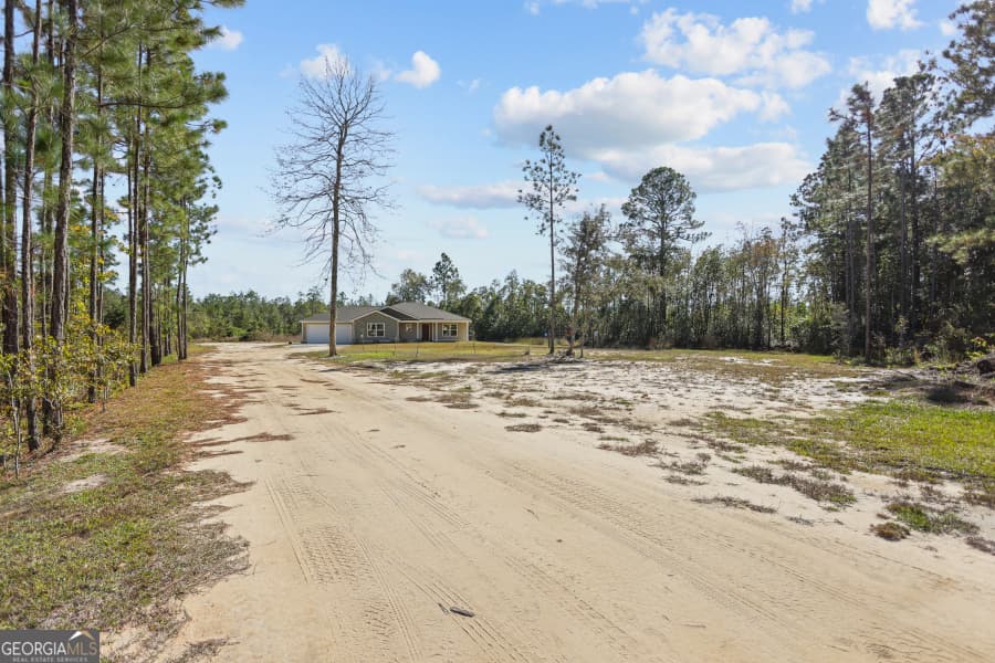 3 bedroom, 2 bathroom, 1,651 sq ft single family residence for sale at 192 Hummingbird Lane, Jesup, GA 31545 — photo 3