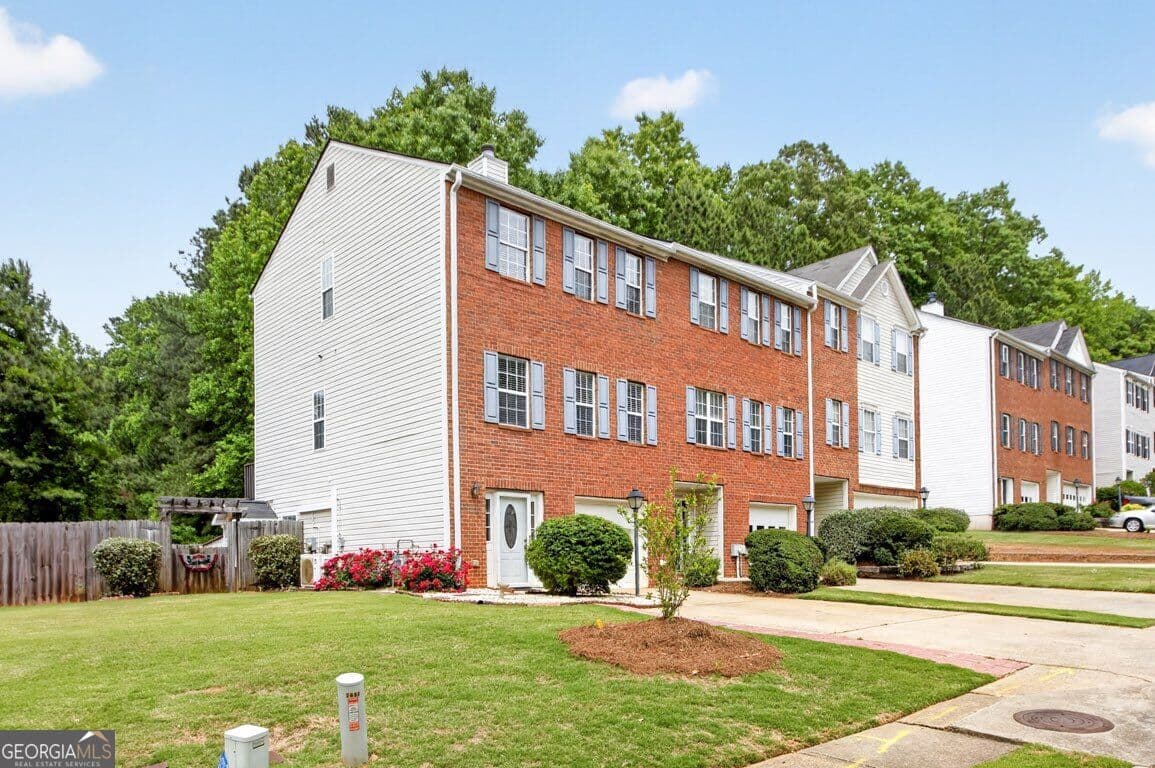 3 bedroom, 3.5 bathroom, 2,061 sq ft townhouse for sale at 2484 Stonegate Drive, Acworth, GA 30101 — photo 2