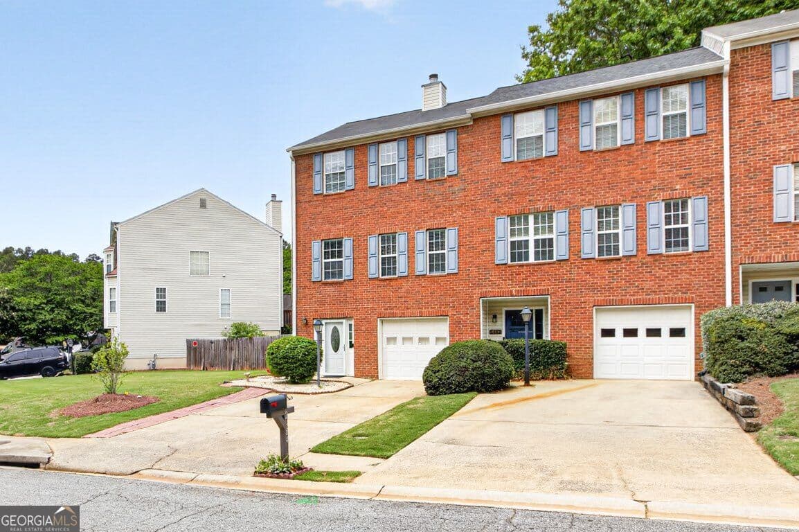 3 bedroom, 3.5 bathroom, 2,061 sq ft townhouse for sale at 2484 Stonegate Drive, Acworth, GA 30101 — photo 3