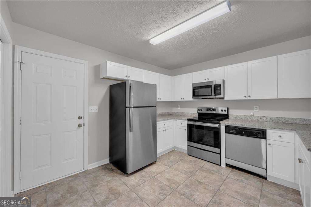 4 bedroom, 2.5 bathroom, 2,298 sq ft single family residence for sale at 1450 Timber Walk Drive, Loganville, GA 30052 — photo 7