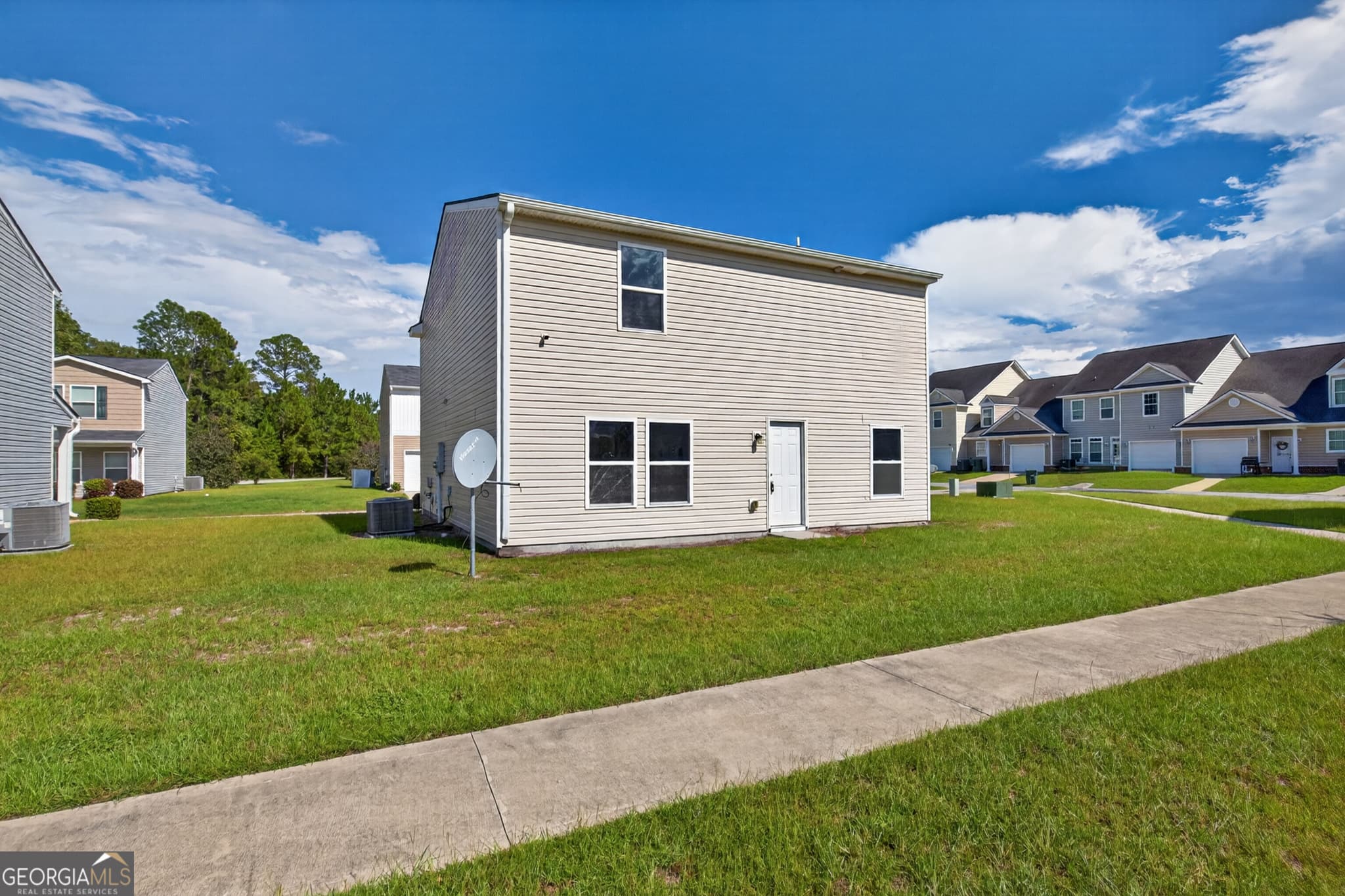 4 bedroom, 2.5 bathroom, 1,800 sq ft single family residence for sale at 215 Barbour Lane, Hinesville, GA 31313 — photo 3