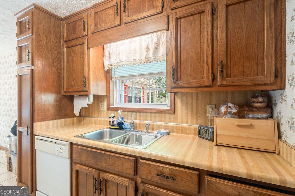 3 bedroom, 2 bathroom, 2,203 sq ft single family residence for sale at 145 Pine Trail Road, Fayetteville, GA 30214 — photo 6