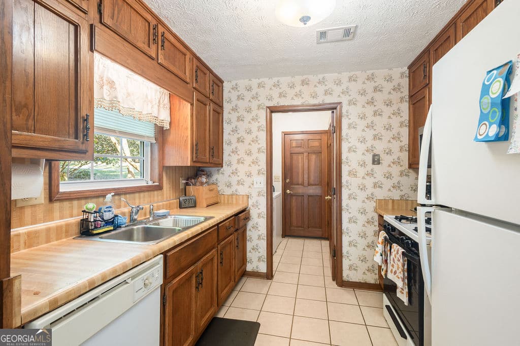 3 bedroom, 2 bathroom, 2,203 sq ft single family residence for sale at 145 Pine Trail Road, Fayetteville, GA 30214 — photo 7