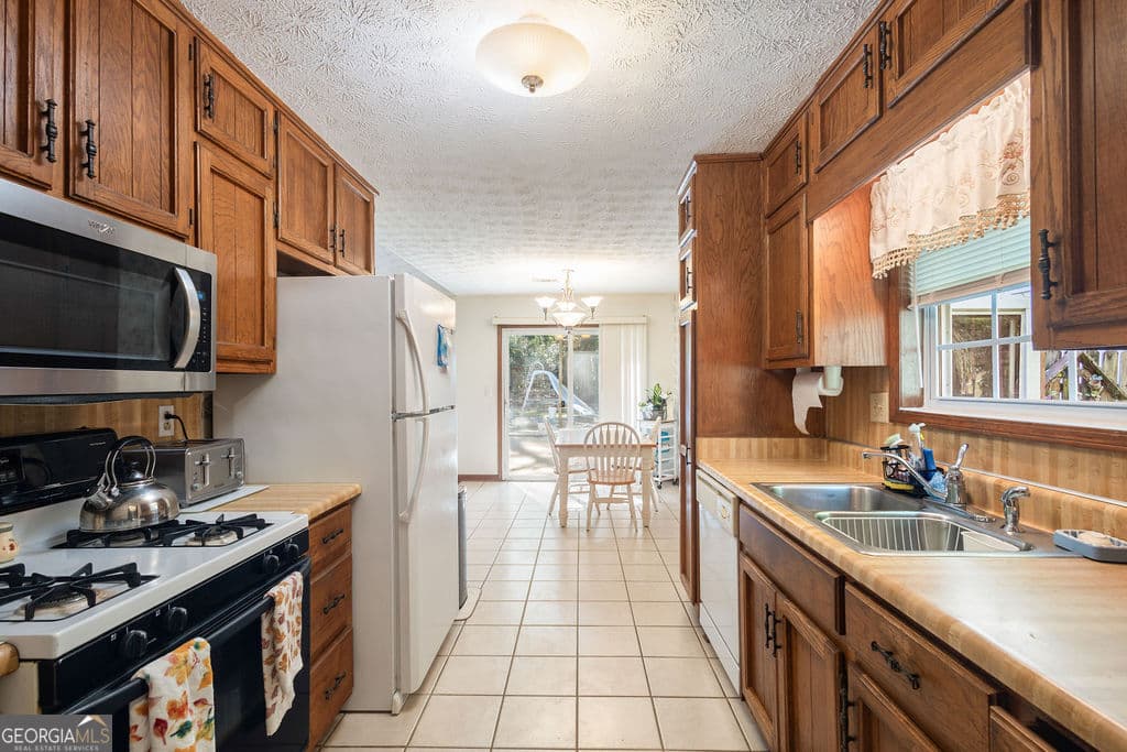 3 bedroom, 2 bathroom, 2,203 sq ft single family residence for sale at 145 Pine Trail Road, Fayetteville, GA 30214 — photo 9