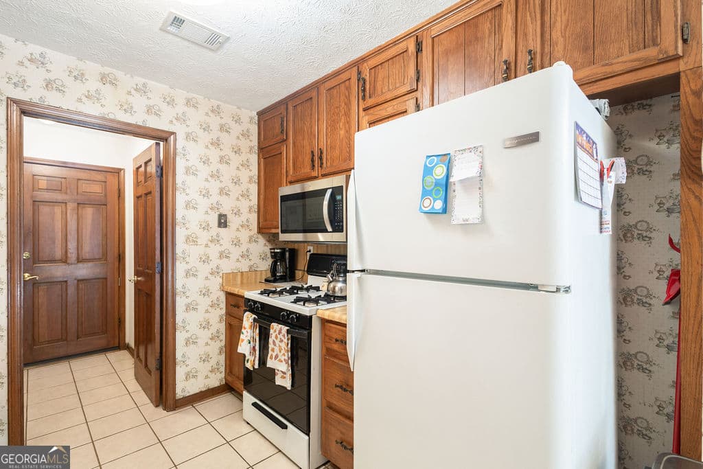 3 bedroom, 2 bathroom, 2,203 sq ft single family residence for sale at 145 Pine Trail Road, Fayetteville, GA 30214 — photo 8