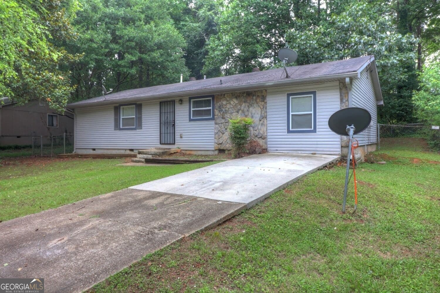 3 bedroom, 2 bathroom, 1,456 sq ft single family residence for sale at 4749 Lost Colony Court, Stone Mountain, GA 30088 — photo 1 of 16