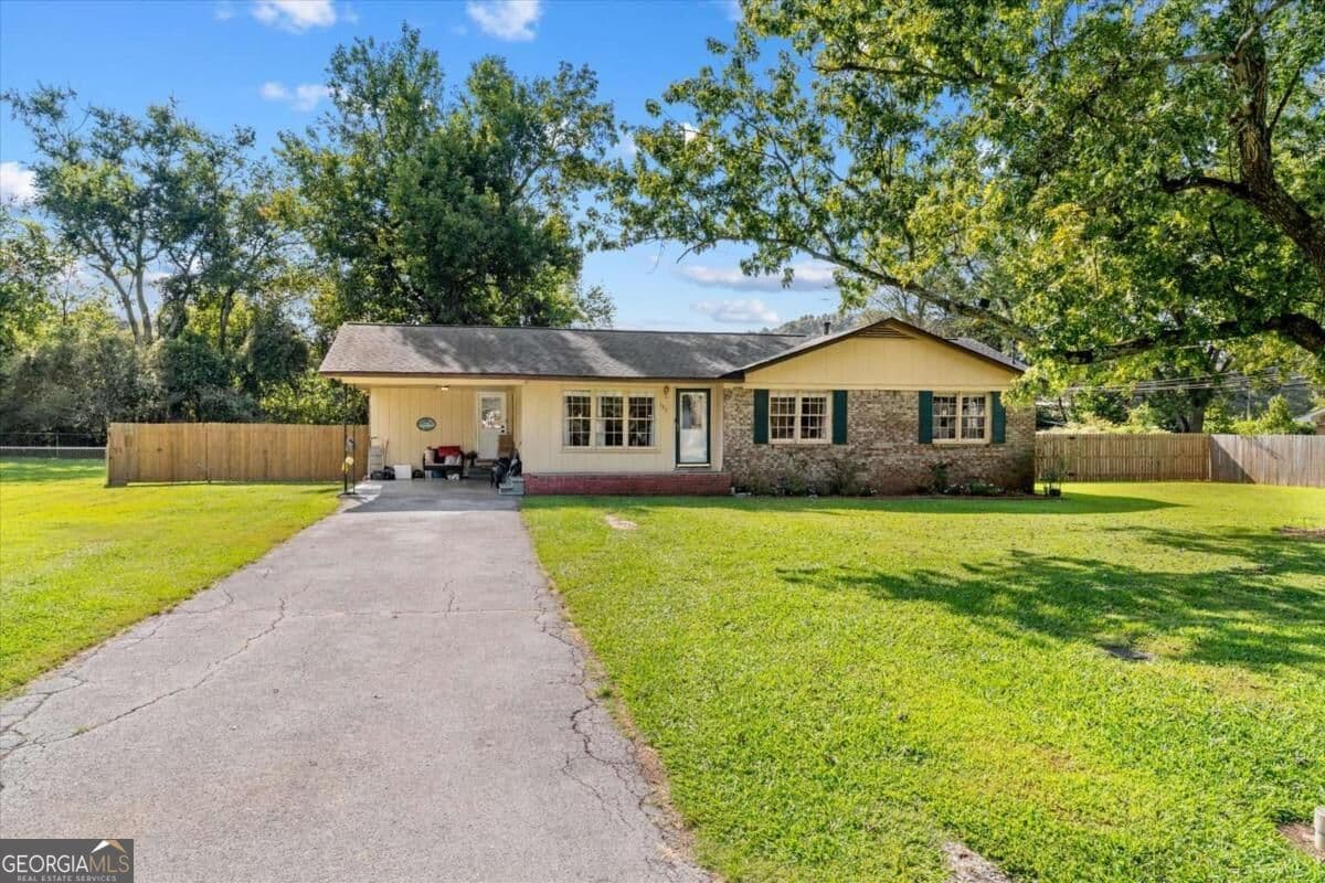 3 bedroom, 1.5 bathroom, 1,377 sq ft single family residence for sale at 123 Donna Street, Calhoun, GA 30701 — photo 2