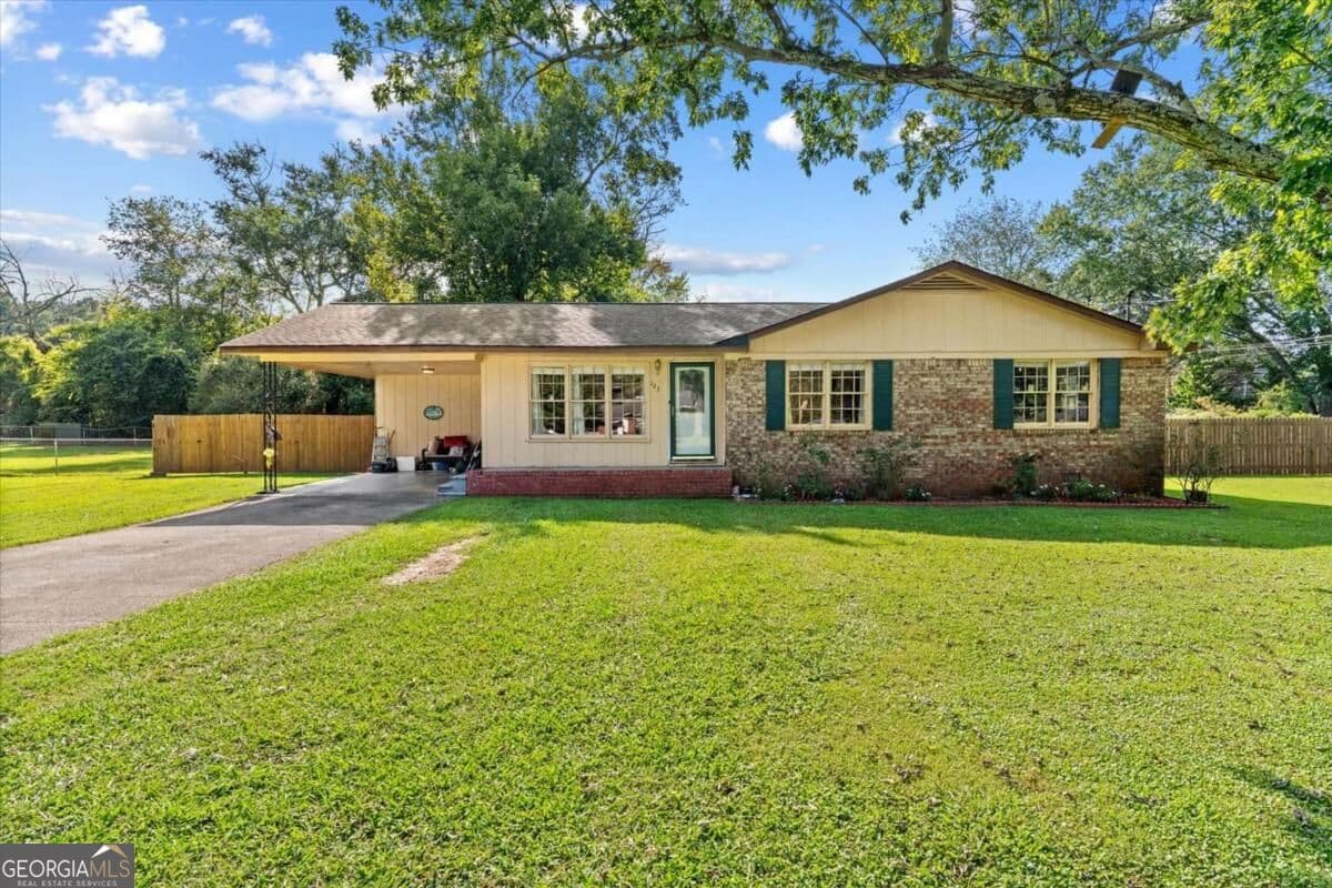 3 bedroom, 1.5 bathroom, 1,377 sq ft single family residence for sale at 123 Donna Street, Calhoun, GA 30701 — photo 1 of 36