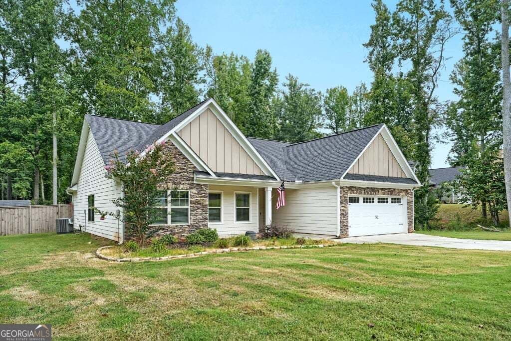 3 bedroom, 2 bathroom, 1,703 sq ft single family residence for sale at 415 Smallwood Lane, Douglasville, GA 30134 — photo 2