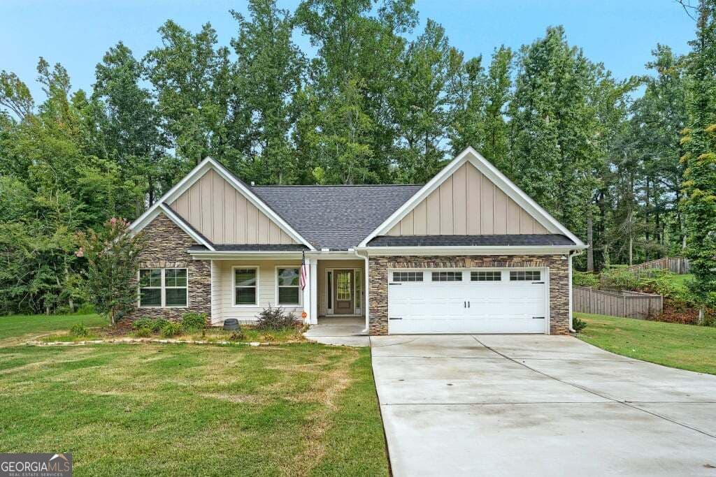 3 bedroom, 2 bathroom, 1,703 sq ft single family residence for sale at 415 Smallwood Lane, Douglasville, GA 30134 — photo 1 of 29