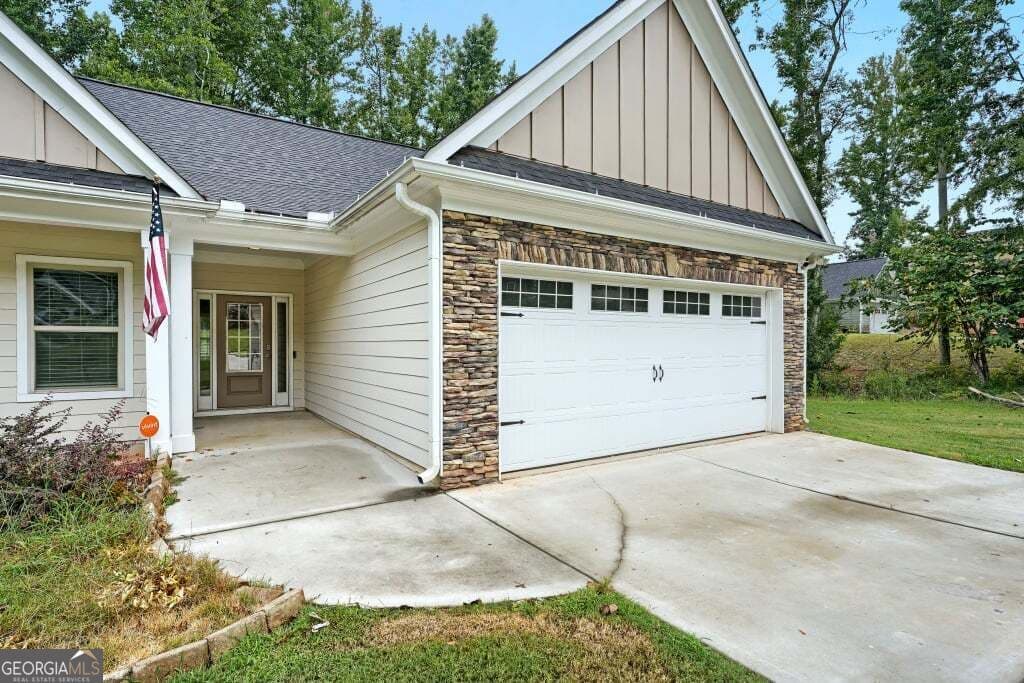3 bedroom, 2 bathroom, 1,703 sq ft single family residence for sale at 415 Smallwood Lane, Douglasville, GA 30134 — photo 4