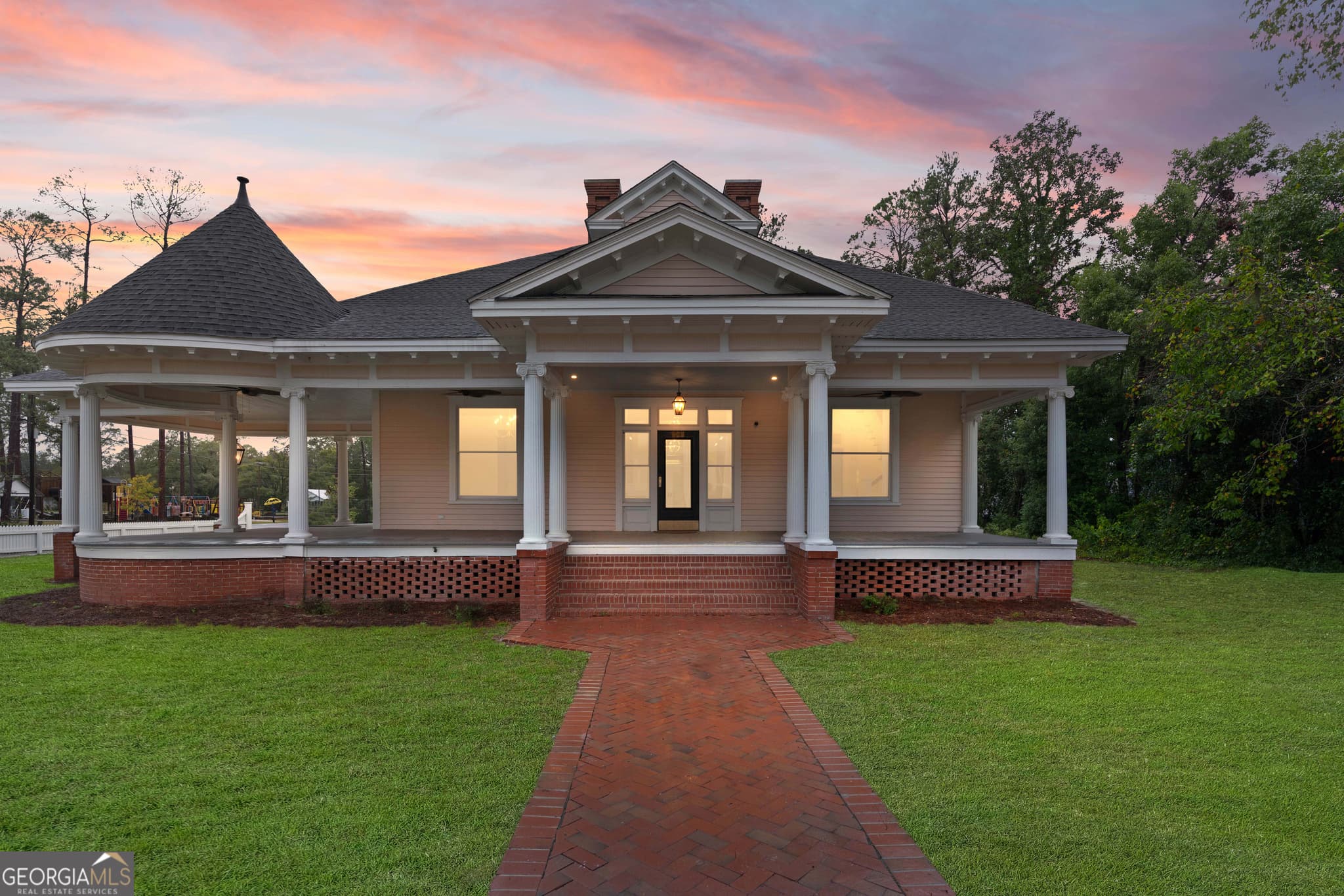 4 bedroom, 4 bathroom, 4,500 sq ft single family residence sold at 286 S Wayne Street, Jesup, GA 31546