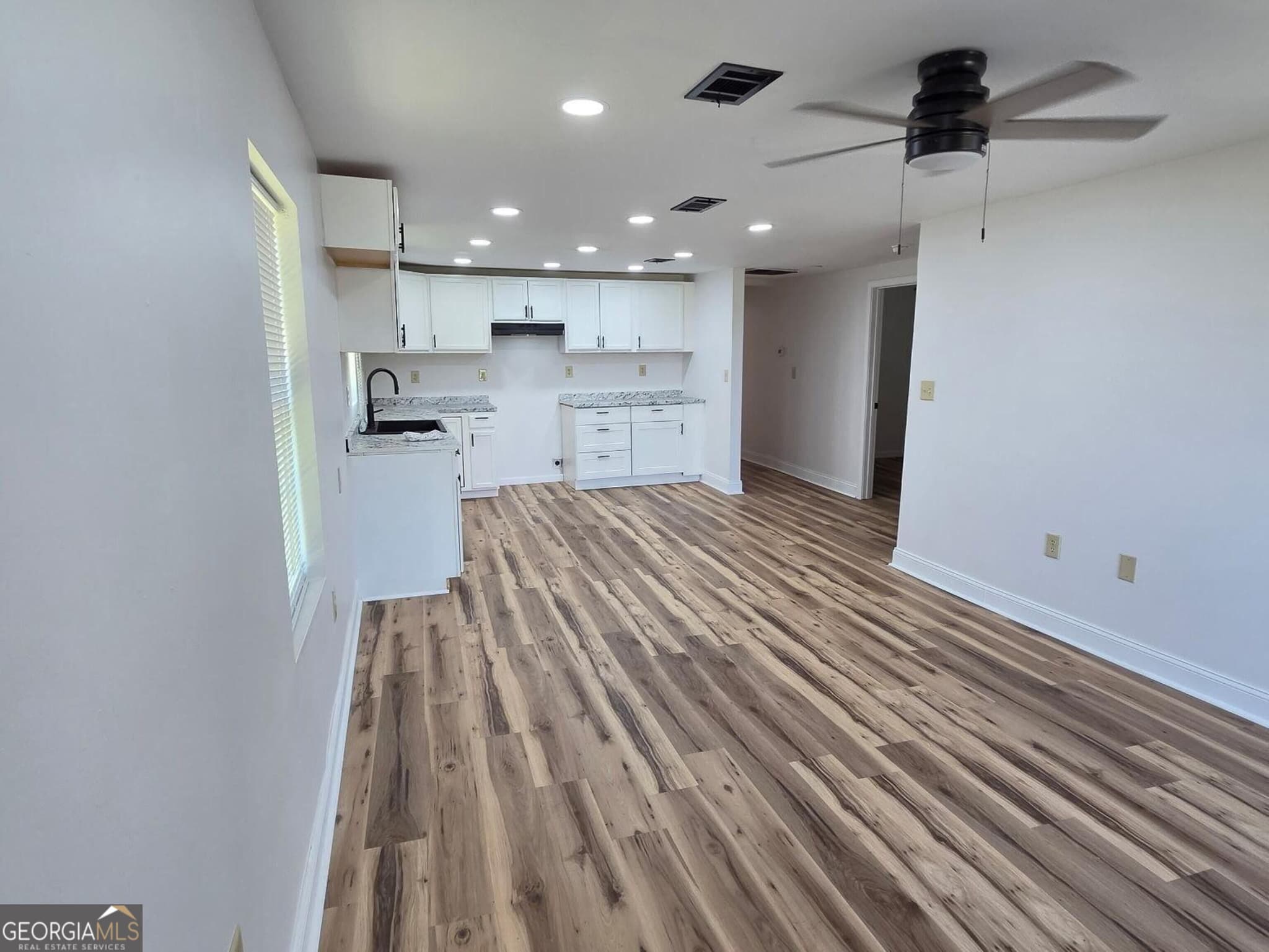 3 bedroom, 2 bathroom, 995 sq ft single family residence under contract at 2336 Woodlawn, Tifton, GA 31794 — photo 3