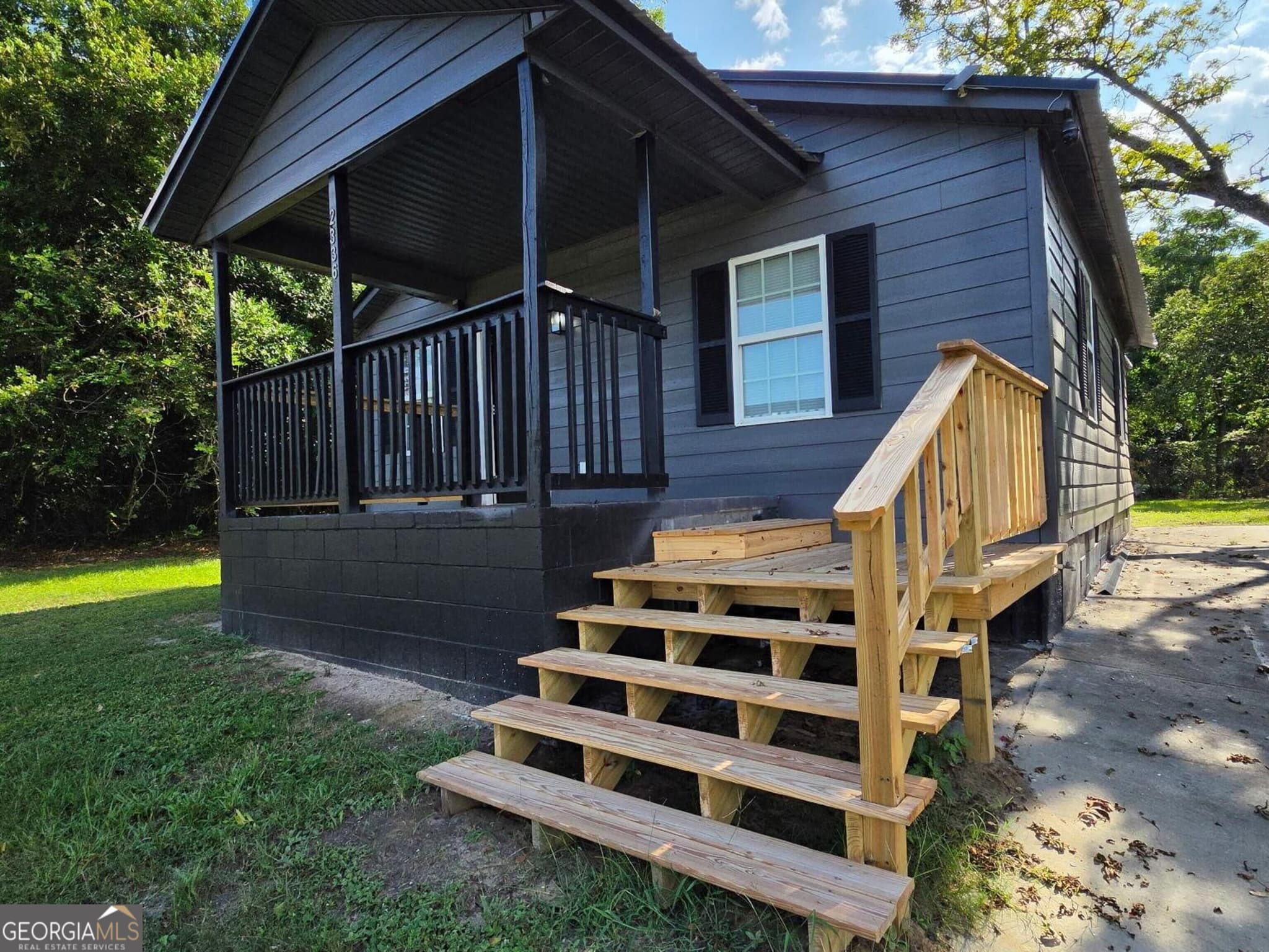 3 bedroom, 2 bathroom, 995 sq ft single family residence under contract at 2336 Woodlawn, Tifton, GA 31794