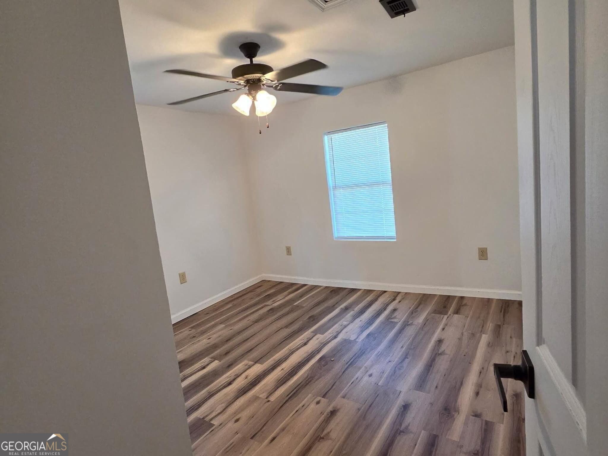 3 bedroom, 2 bathroom, 995 sq ft single family residence under contract at 2336 Woodlawn, Tifton, GA 31794 — photo 5