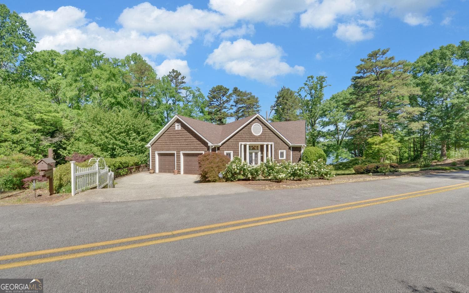 3 bedroom, 3 bathroom, 3,142 sq ft single family residence for sale at 1700 Harbor Light Marina Road, Lavonia, GA 30553 — photo 9