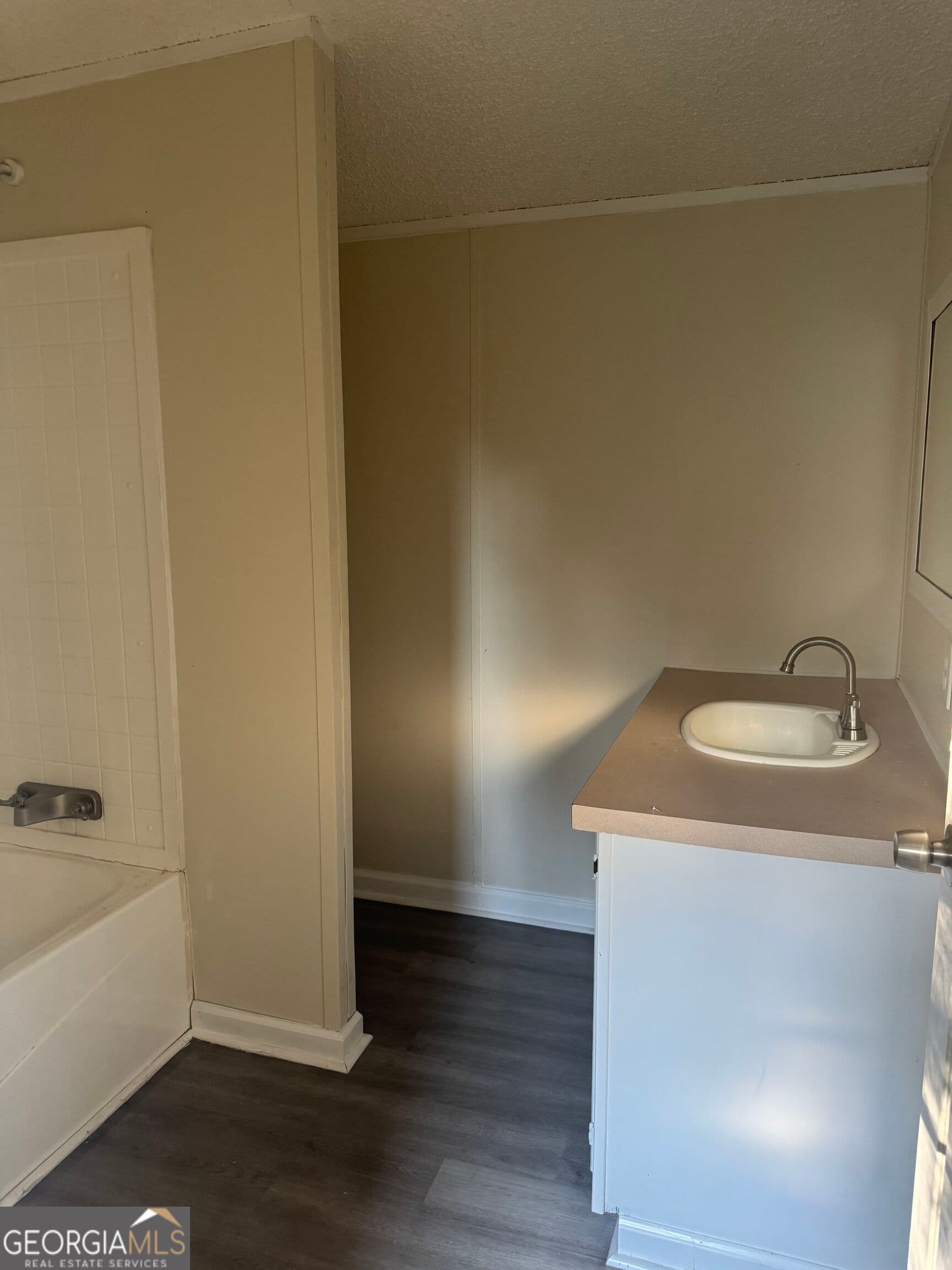 2 bedroom, 1 bathroom, 728 sq ft manufactured home,single family residence under contract at 955 Pinehill Road, Dublin, GA 31021 — photo 6