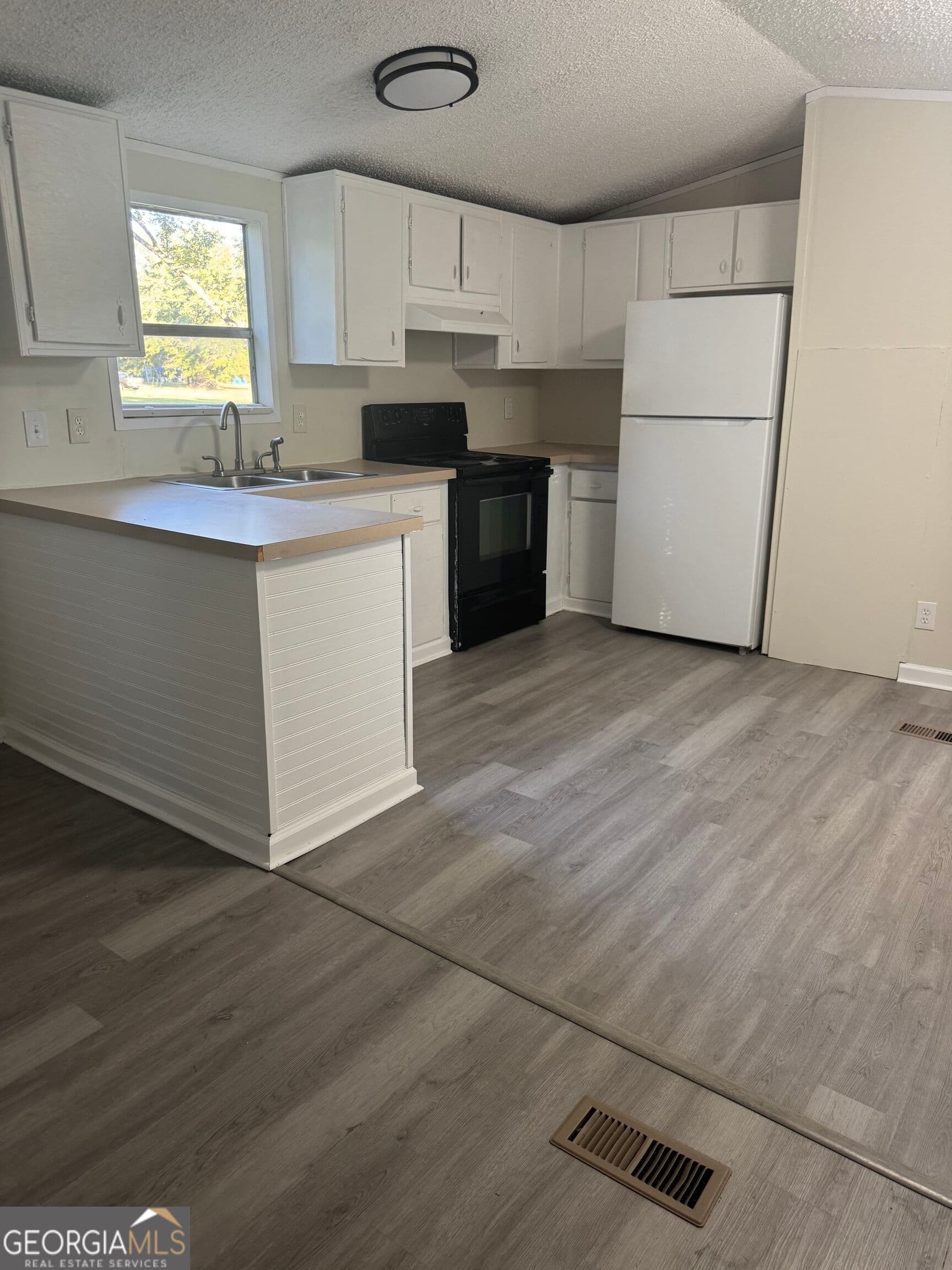 2 bedroom, 1 bathroom, 728 sq ft manufactured home,single family residence under contract at 955 Pinehill Road, Dublin, GA 31021 — photo 3