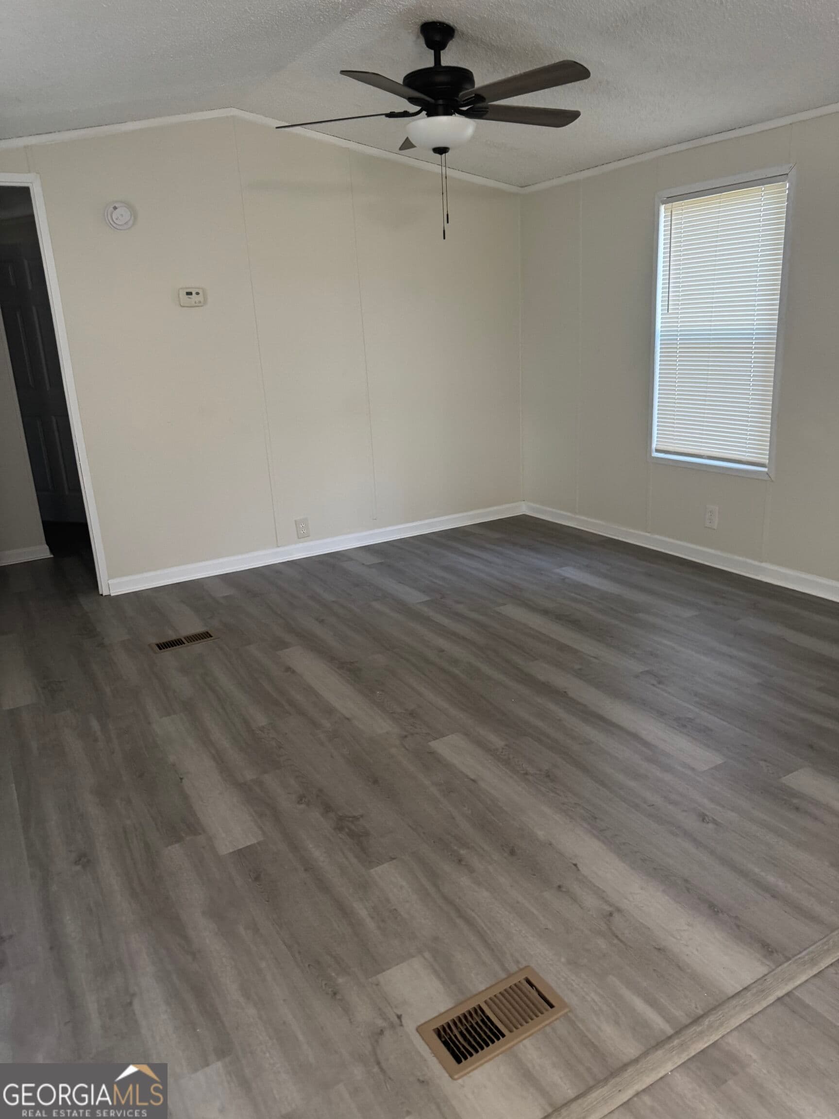 2 bedroom, 1 bathroom, 728 sq ft manufactured home,single family residence under contract at 955 Pinehill Road, Dublin, GA 31021 — photo 4