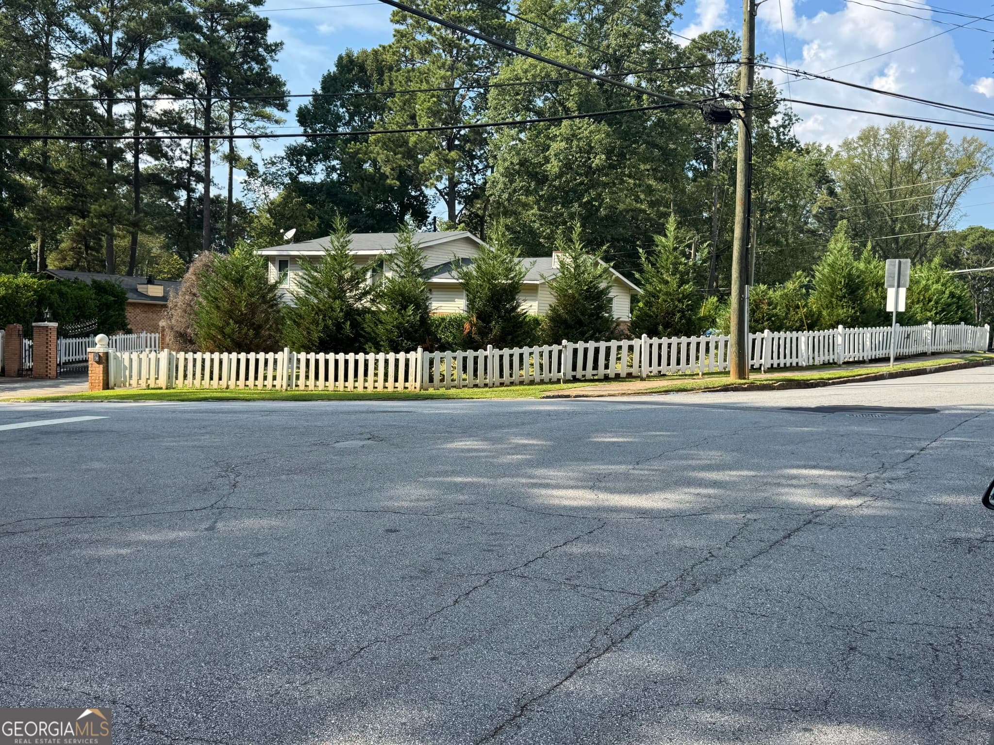 3 bedroom, 2.5 bathroom, 1,450 sq ft single family residence for sale at 3912 Donaldson Drive, Atlanta, GA 30341 — photo 5