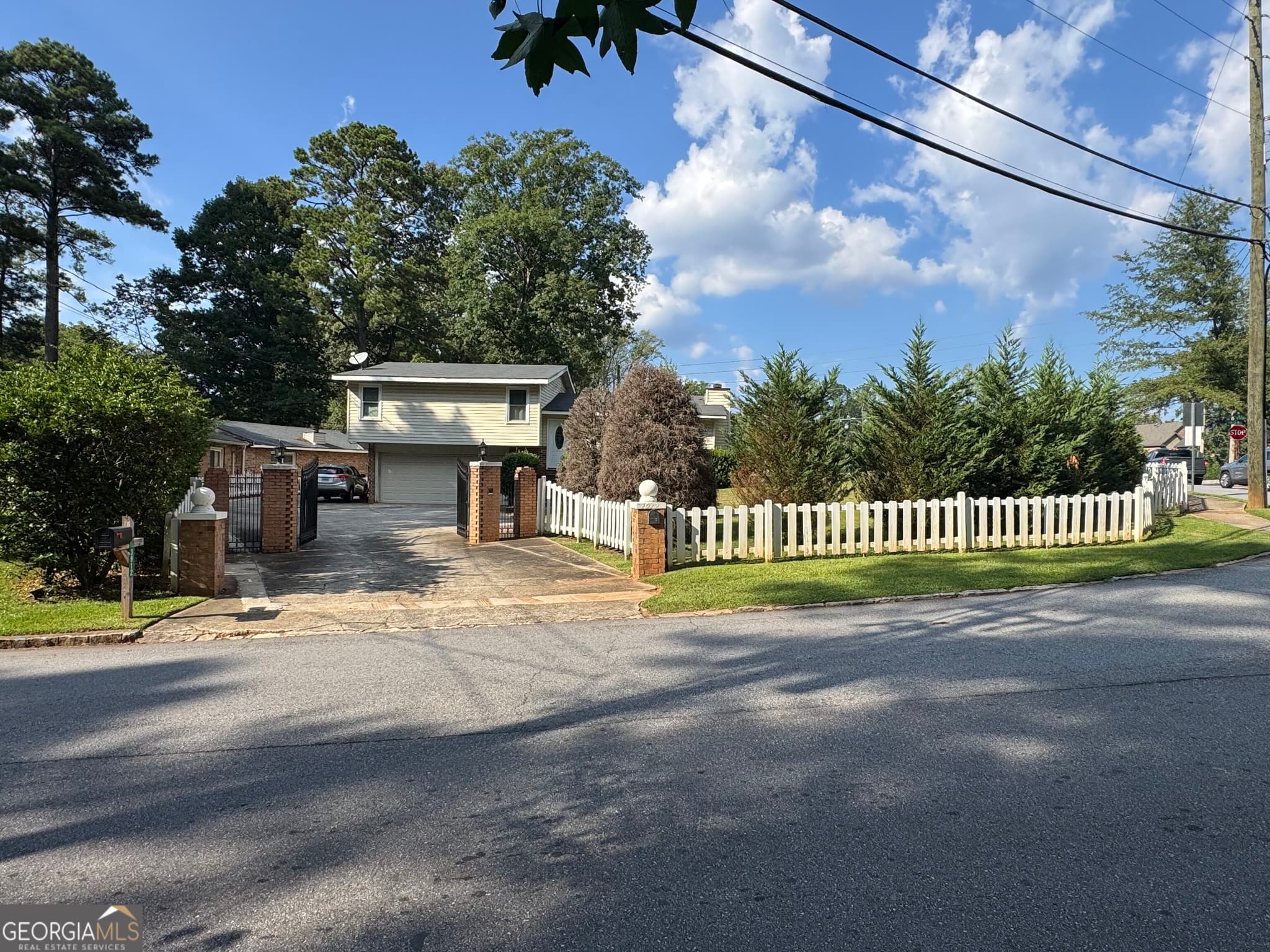 3 bedroom, 2.5 bathroom, 1,450 sq ft single family residence for sale at 3912 Donaldson Drive, Atlanta, GA 30341 — photo 4