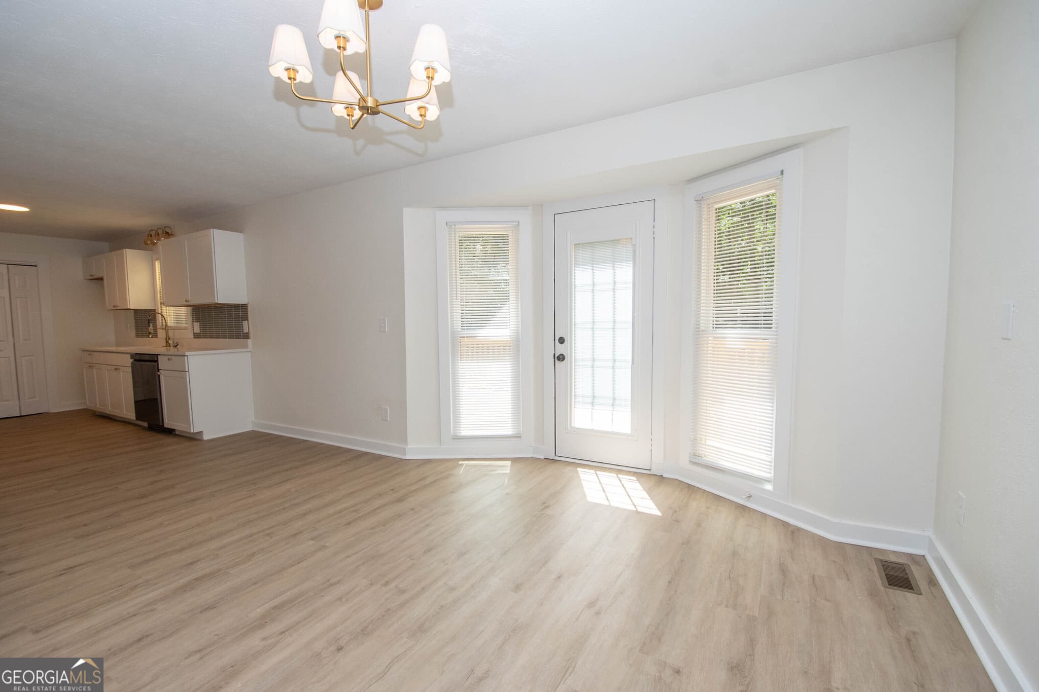 4 bedroom, 2.5 bathroom, 2,084 sq ft single family residence for sale at 240 Hearthstone Drive, Newnan, GA 30263 — photo 9