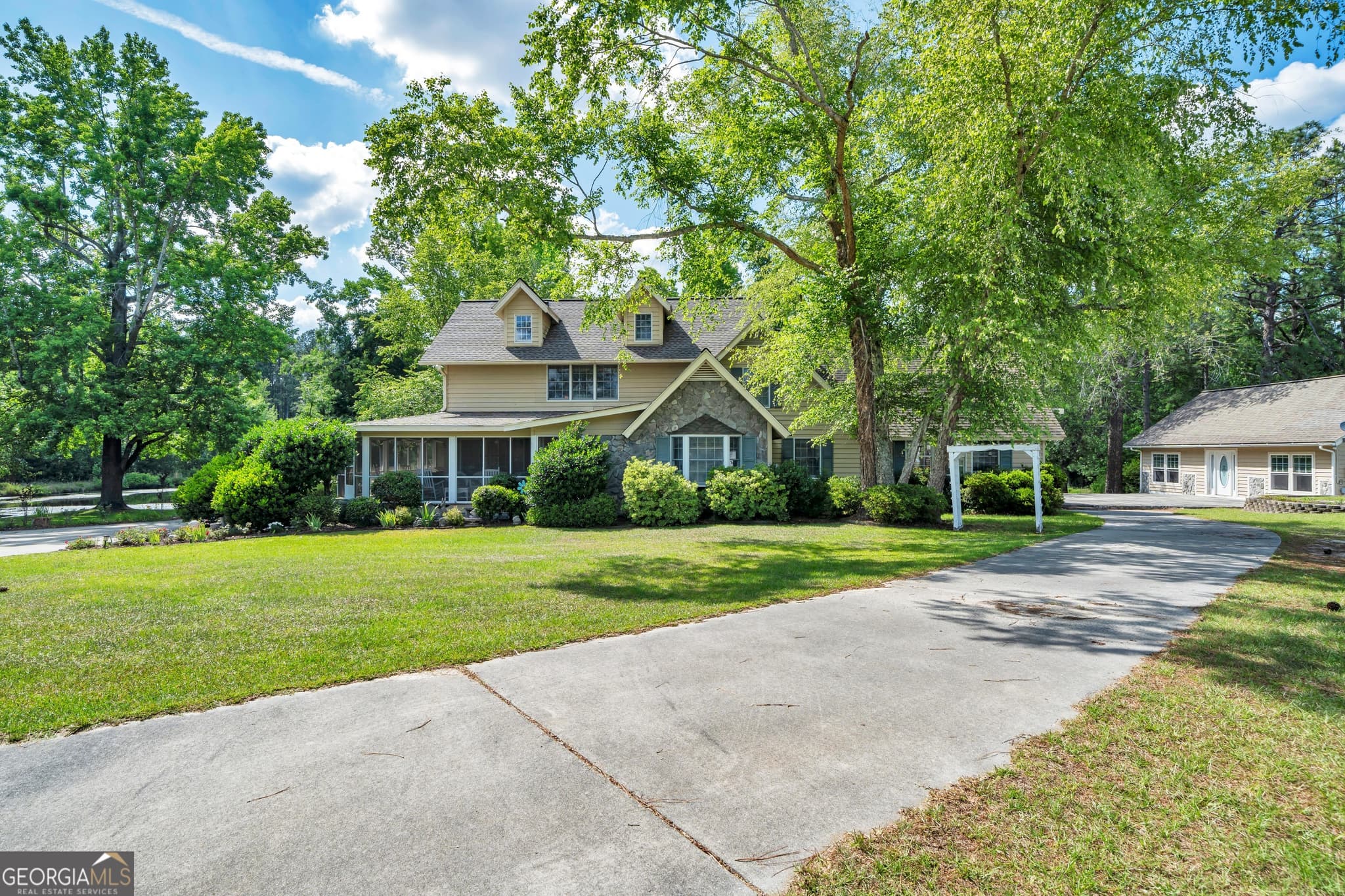 3 bedroom, 4 bathroom, 4,245 sq ft single family residence for sale at 87 Georgia Avenue, Adrian, GA 31002 — photo 4