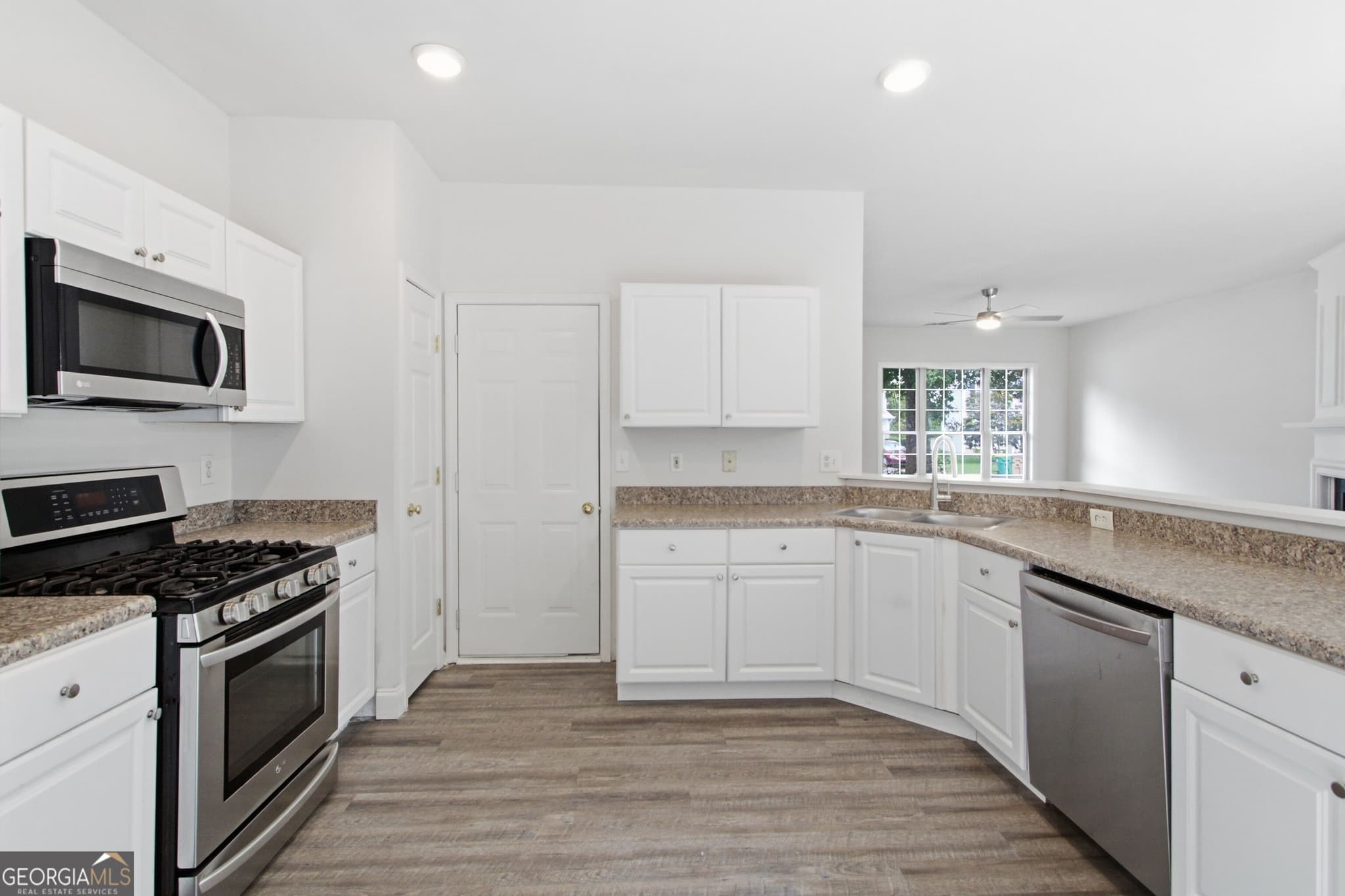 3 bedroom, 2.5 bathroom, 1,436 sq ft single family residence for sale at 1202 Astastula Way, Woodstock, GA 30188 — photo 2