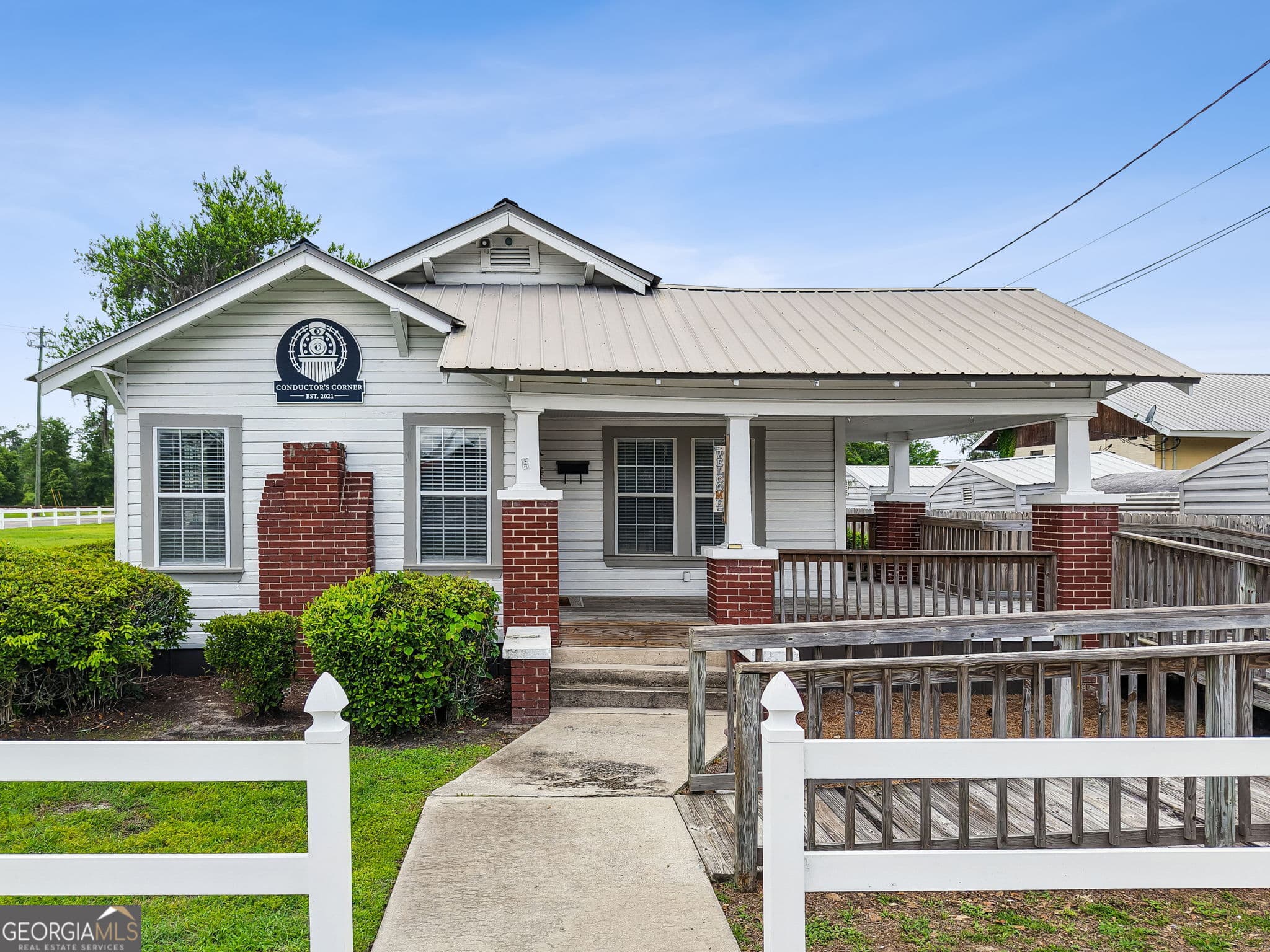 2 bedroom, 1 bathroom, 1,131 sq ft mixed use under contract at 383 First Street, Folkston, GA 31537