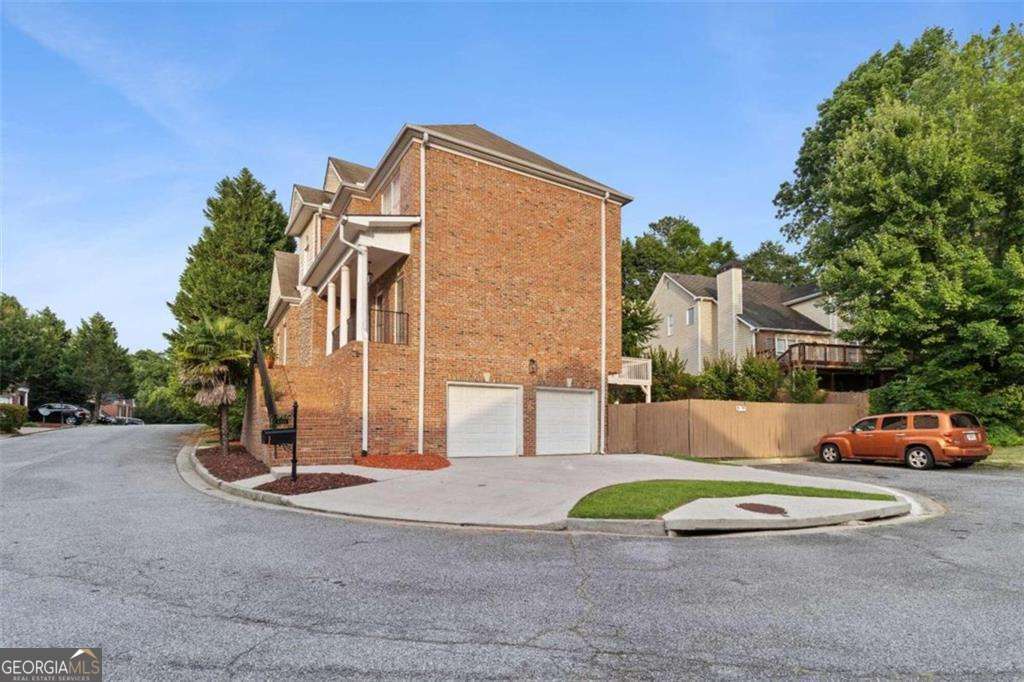 5 bedroom, 3.5 bathroom, 4,027 sq ft single family residence for sale at 1711 Summit Glen Lane, Atlanta, GA 30329 — photo 2
