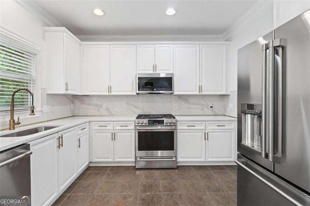 5 bedroom, 3.5 bathroom, 4,027 sq ft single family residence for sale at 1711 Summit Glen Lane, Atlanta, GA 30329 — photo 6