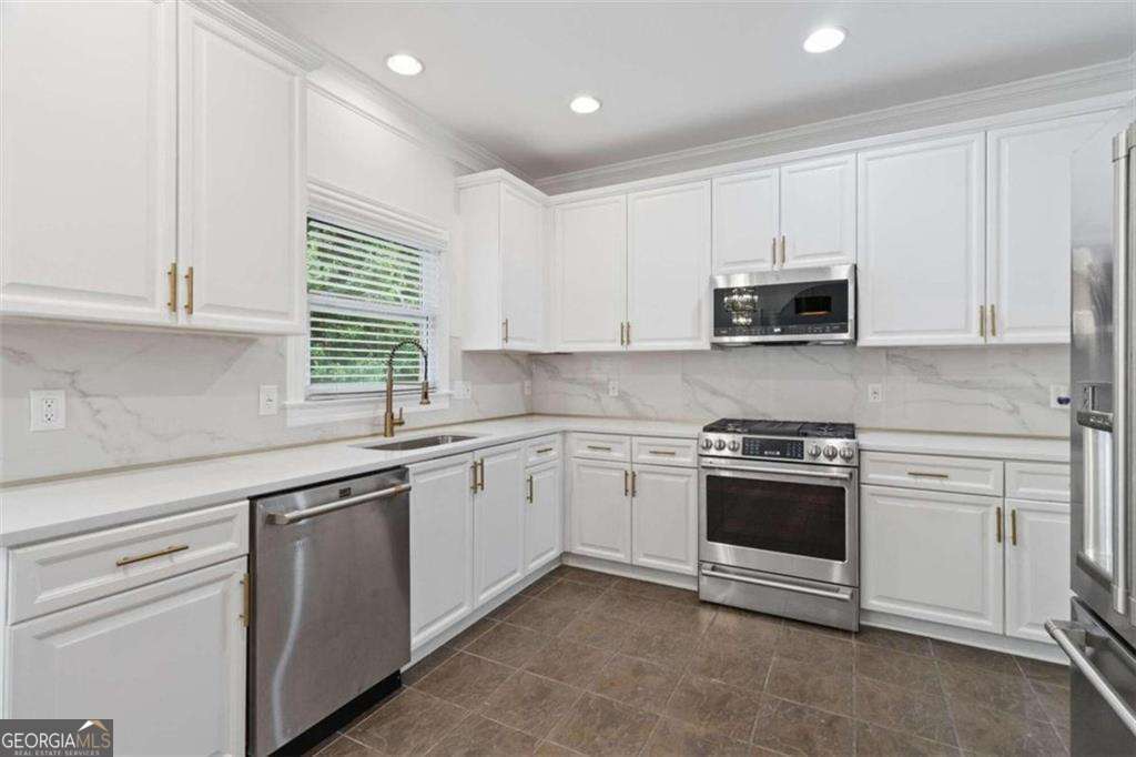 5 bedroom, 3.5 bathroom, 4,027 sq ft single family residence for sale at 1711 Summit Glen Lane, Atlanta, GA 30329 — photo 7