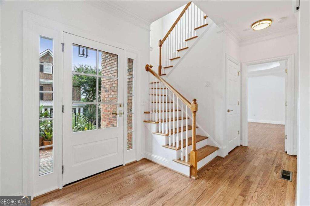 5 bedroom, 3.5 bathroom, 4,027 sq ft single family residence for sale at 1711 Summit Glen Lane, Atlanta, GA 30329 — photo 4