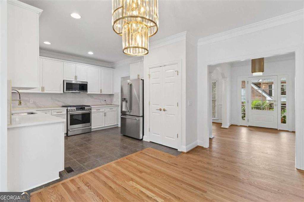 5 bedroom, 3.5 bathroom, 4,027 sq ft single family residence for sale at 1711 Summit Glen Lane, Atlanta, GA 30329 — photo 8