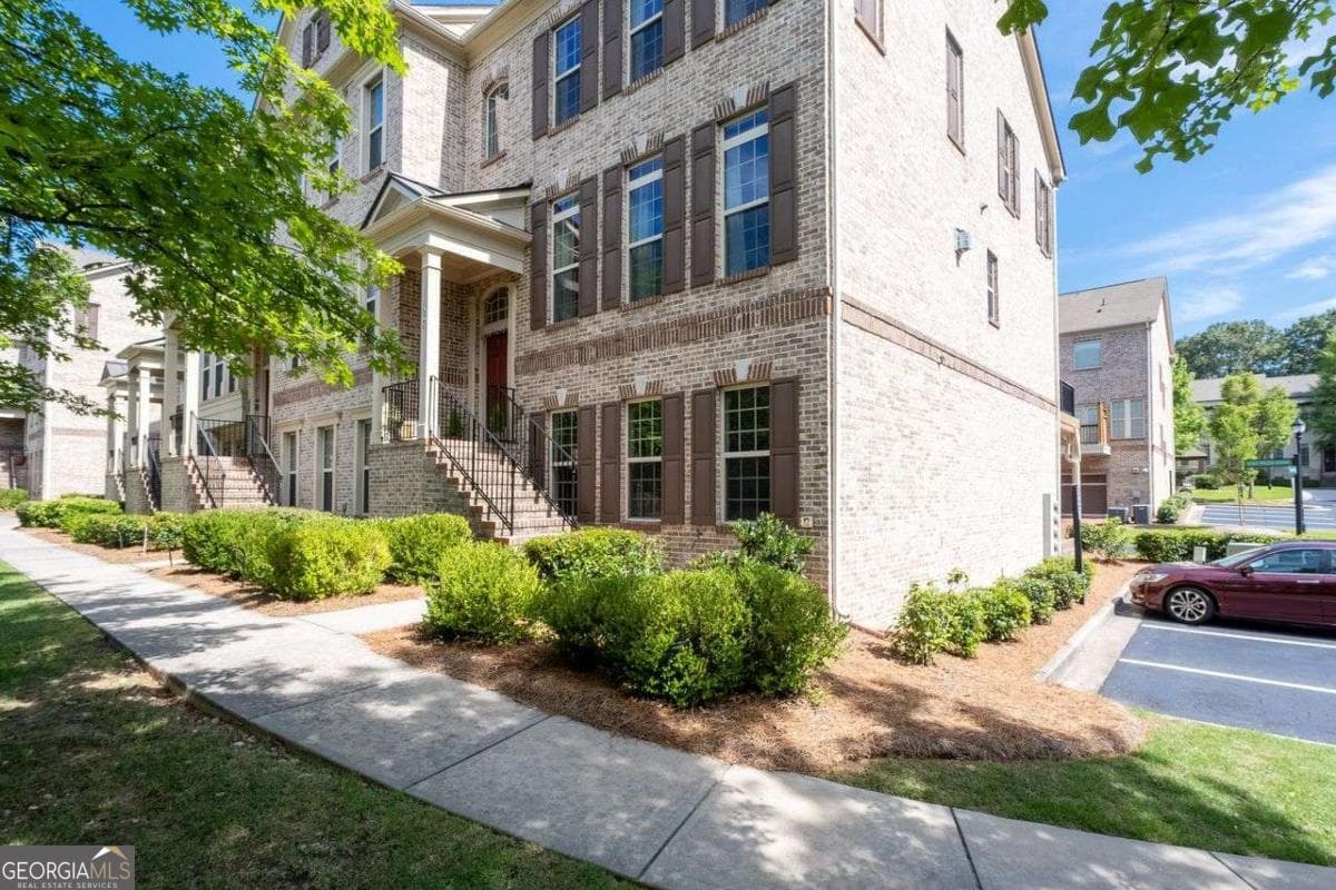 3 bedroom, 3.5 bathroom, 2,352 sq ft townhouse for rent at 1034 East Paces Chas, Atlanta, GA 30326 for $3,800 a month — photo 2
