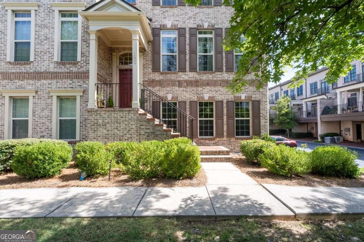 3 bedroom, 3.5 bathroom, 2,352 sq ft townhouse for rent at 1034 East Paces Chas, Atlanta, GA 30326 for $3,800 a month — photo 1 of 40
