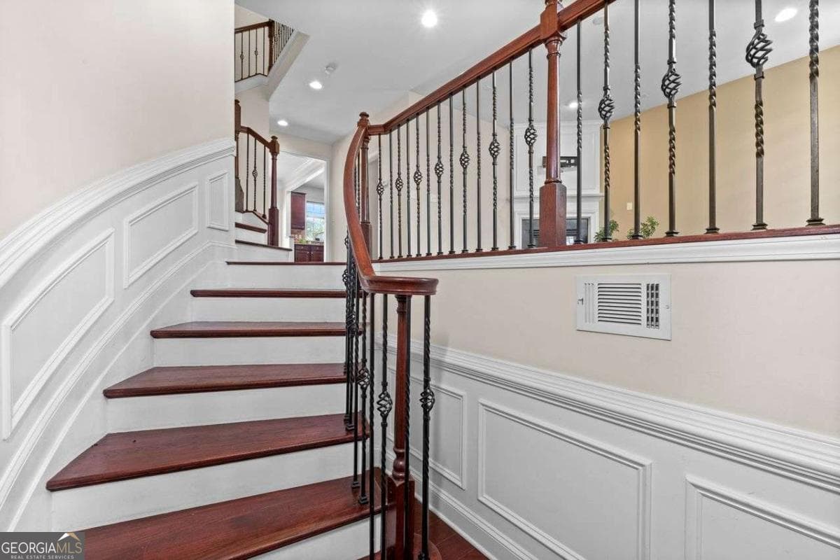 3 bedroom, 3.5 bathroom, 2,352 sq ft townhouse for rent at 1034 East Paces Chas, Atlanta, GA 30326 for $3,800 a month — photo 5