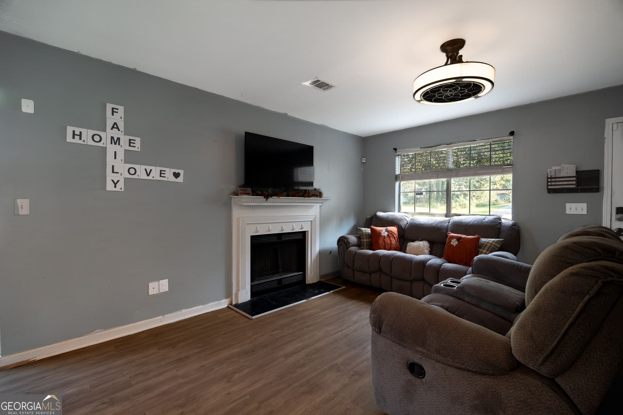 3 bedroom, 2 bathroom, 1,152 sq ft single family residence for sale at 1302 Iron Gate Boulevard, Jonesboro, GA 30238 — photo 3
