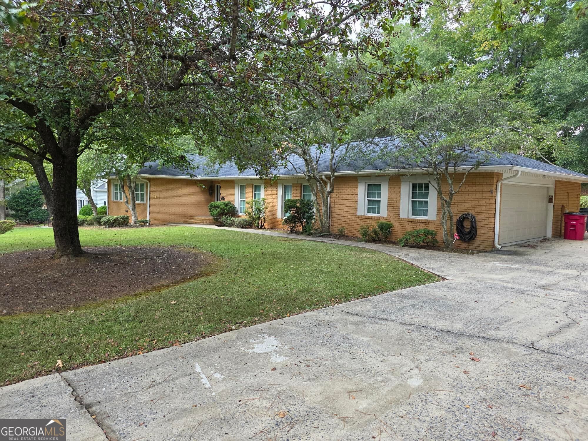 3 bedroom, 2 bathroom, 2,761 sq ft single family residence for sale at 350 Castlegate Road, Macon, GA 31210 — photo 2