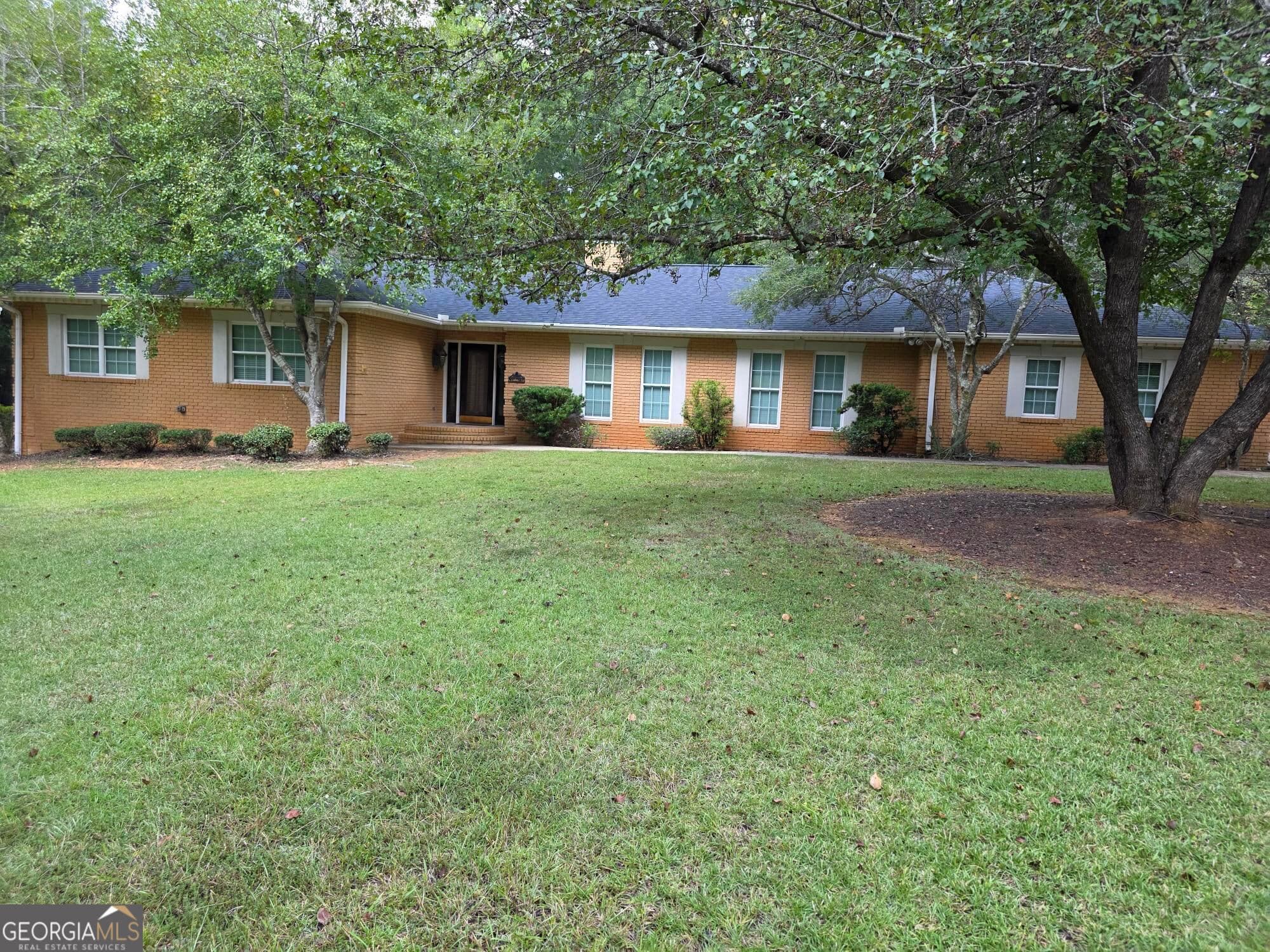 3 bedroom, 2 bathroom, 2,761 sq ft single family residence for sale at 350 Castlegate Road, Macon, GA 31210